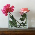 accubak met rozen op kast