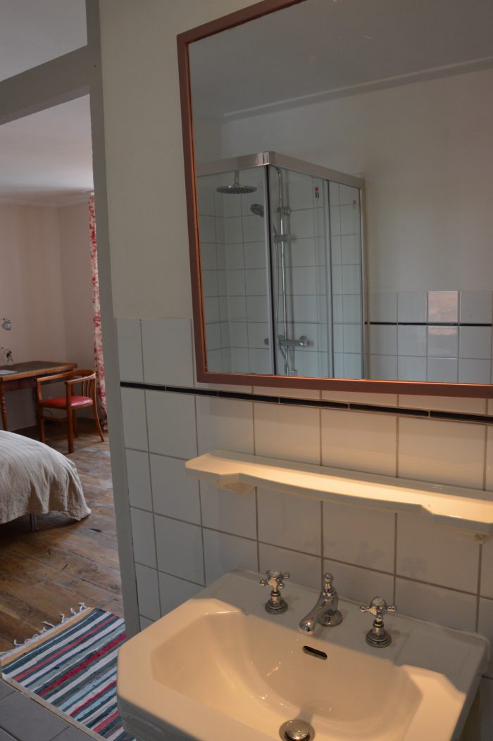 interieur badkamer met zicht op slaapkamer