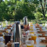 gedekte ontbijt tafel in de tuin van la Perle
